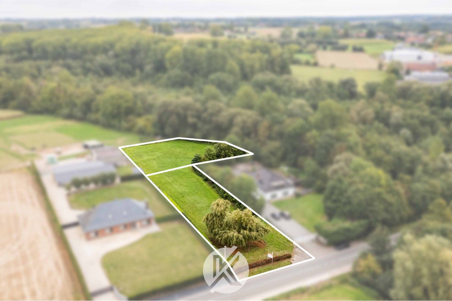 Bouwrijpe bouwgrond op landelijke locatie foto {{pictureIndex}}