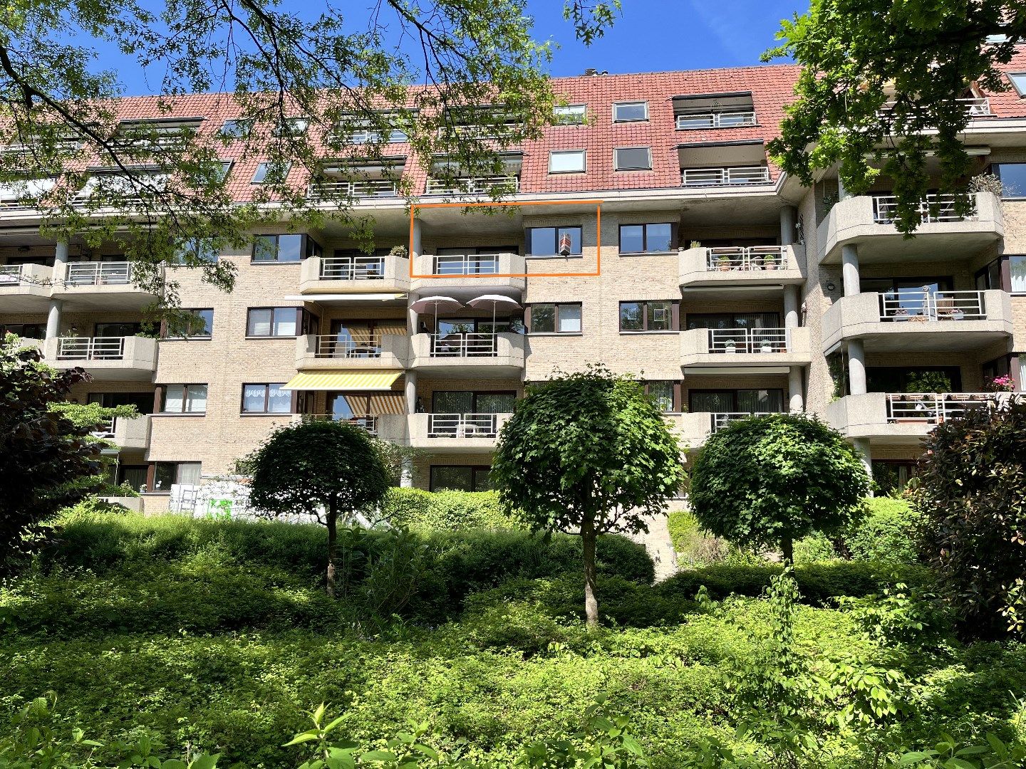 Instapklaar 2 slpk-appartement met 2 terrassen en autostnplts foto {{pictureIndex}}
