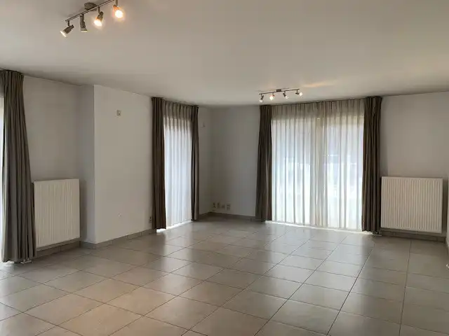 Zeer ruim, gezellig ingericht en lichtrijk appartement foto 3