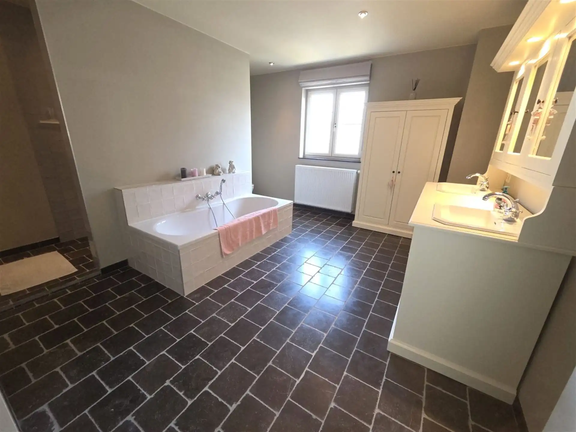 Prachtige villa woning, 5 slaapkamers, 2 badkamers in een zeer rustige straat gelegen foto 8