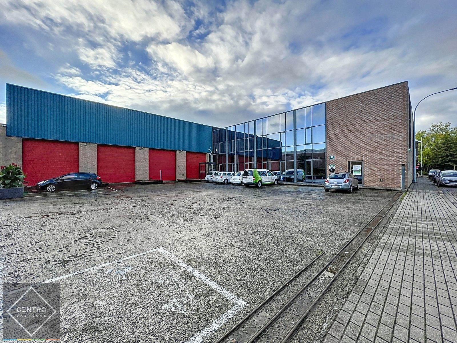 Instapklare burelen/showroom (± 1.400 m²) + opslagplaats  ( ± 2.700m²) met 4 sectionale poorten en VH van 7m te ROESELARE ! foto {{pictureIndex}}