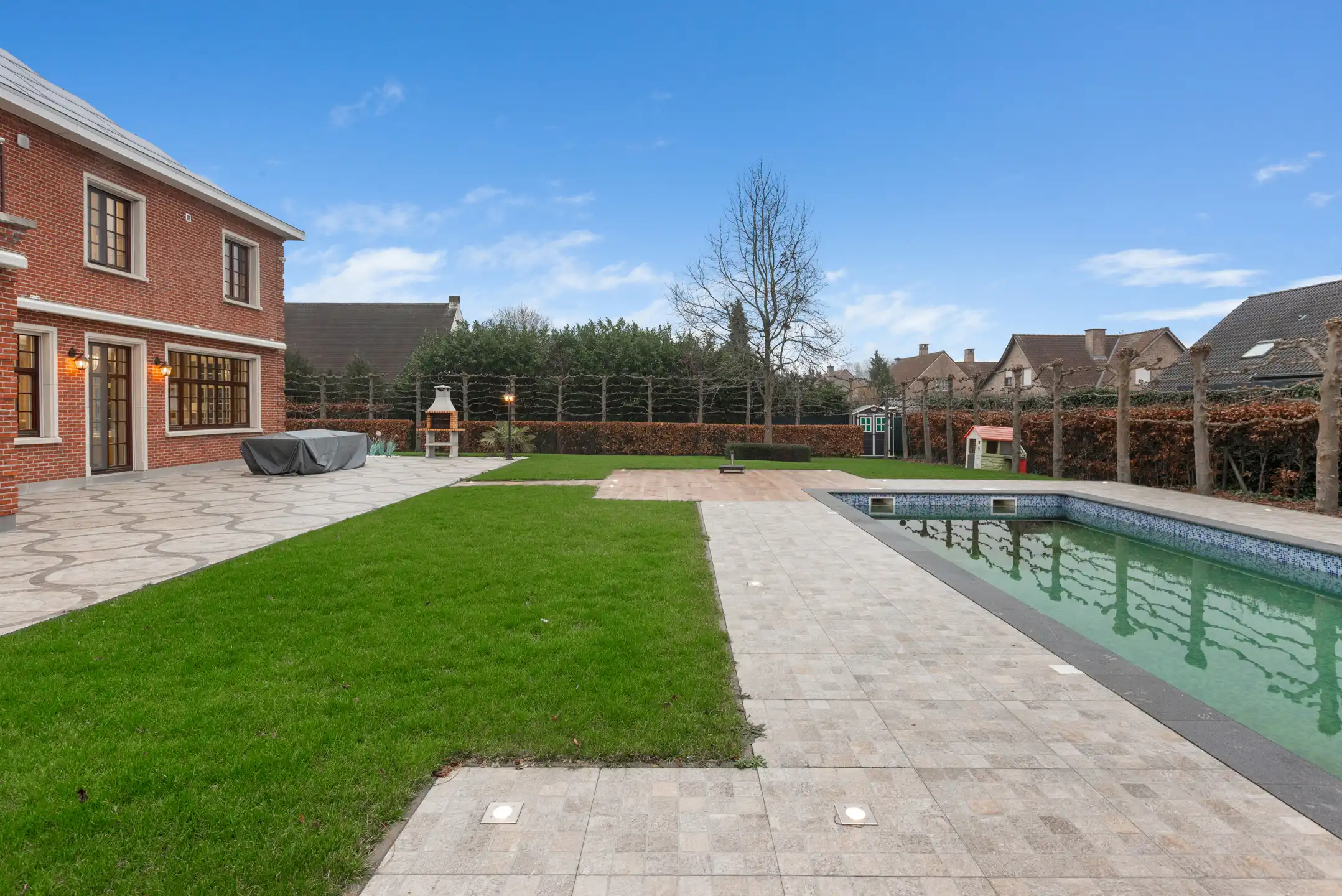 Unieke volledig gerenoveerde Villa met 5 slaapkamers, 2 badkamers, garage, groot terras, ruime tuin, zwembad, fitnessruimte en oprit op een terrein van 16 are 80 ca foto 31