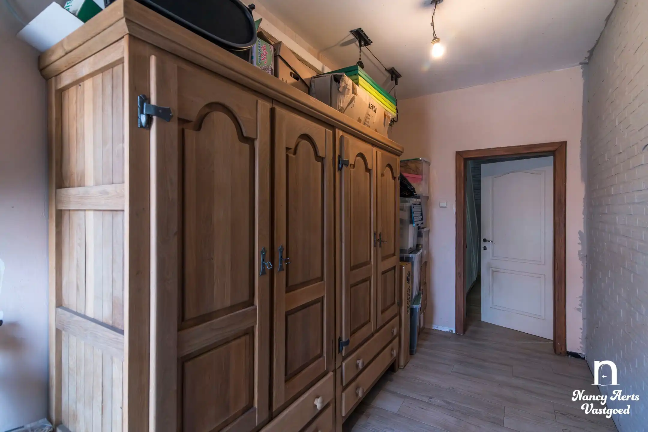 Ruime halfopen woning met tuin en veel potentieel foto 32