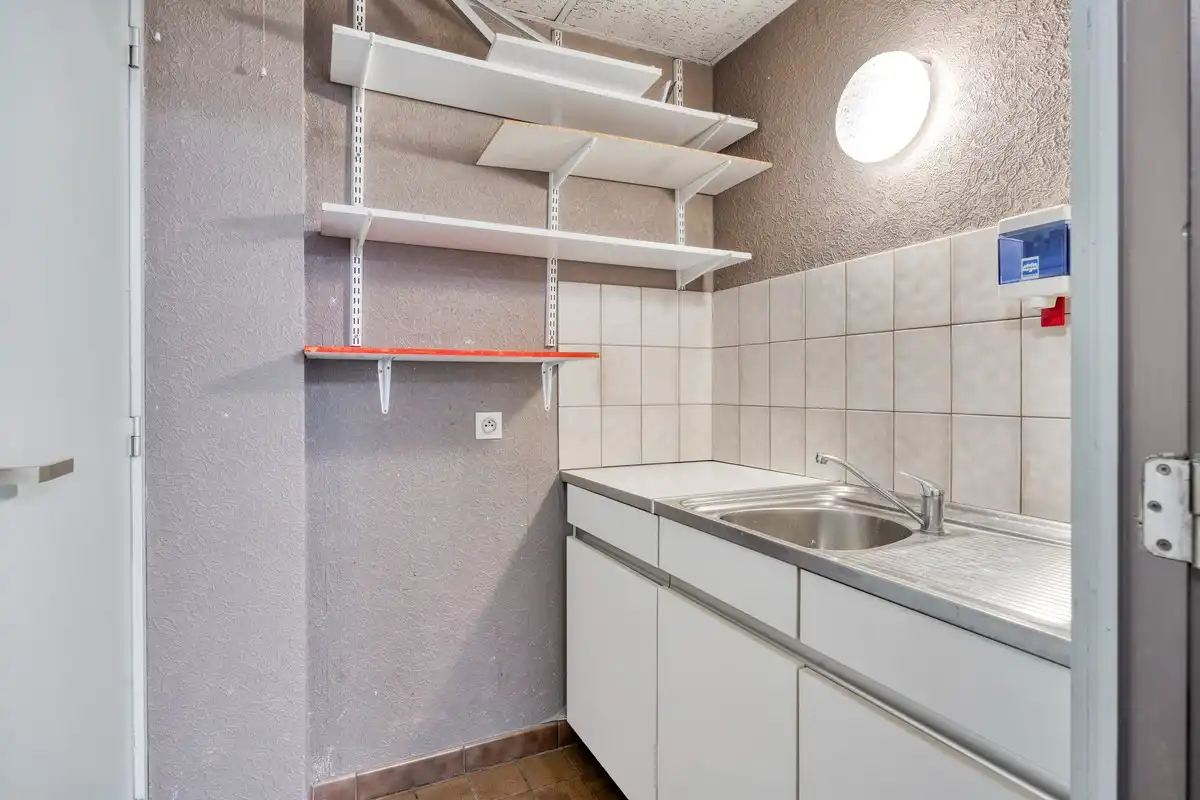 Gunstig gelegen handelsruimtes van 56 m² en 37 m² in gallerij "Laarcenter". foto 8