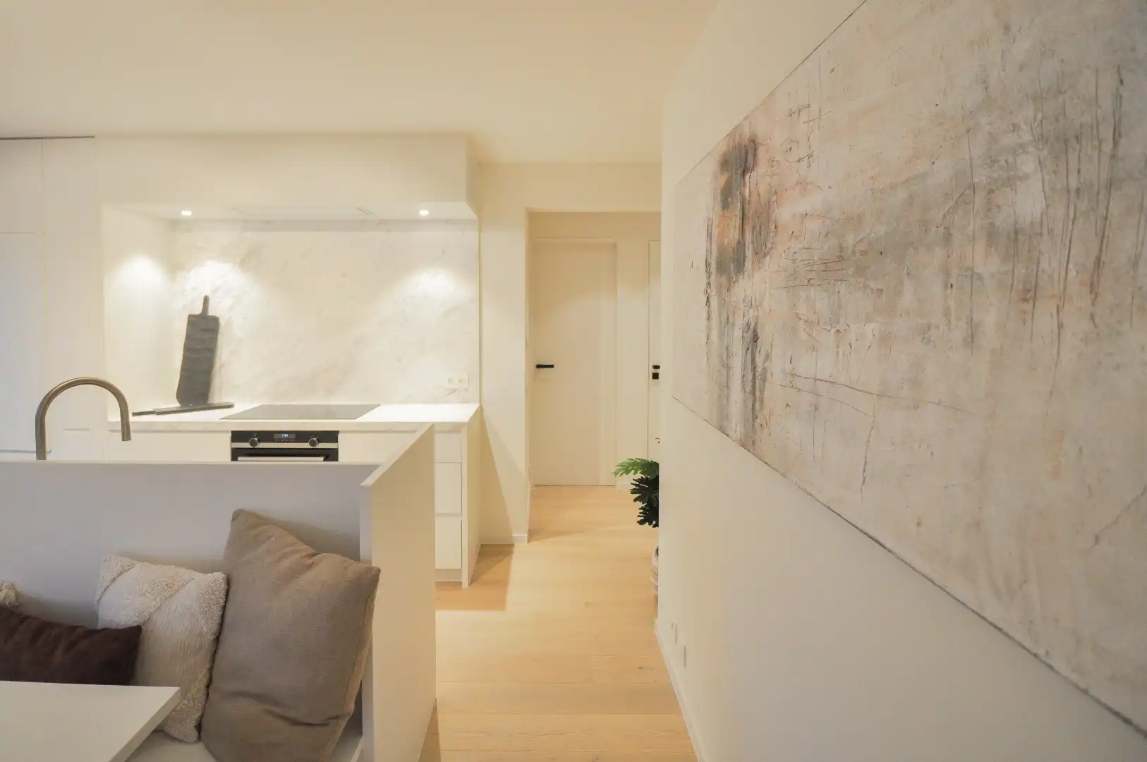 Volledig gerenoveerd hoek-appartement gelegen op enkele stappen van de zee. foto 5