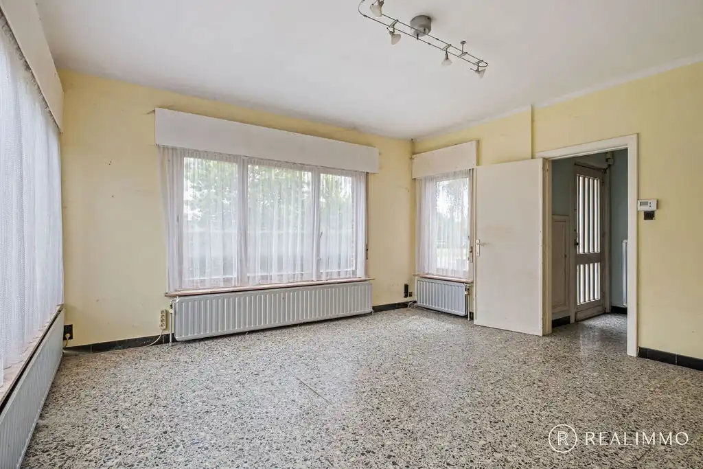 Ruime te renoveren woning met dubbele garage! foto 6