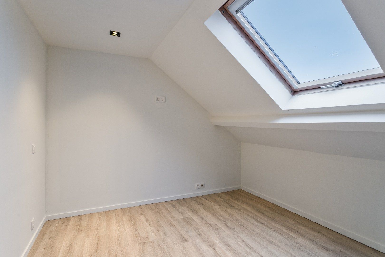 Gerenoveerde woning met prachtige leefruimte en garage! foto 13