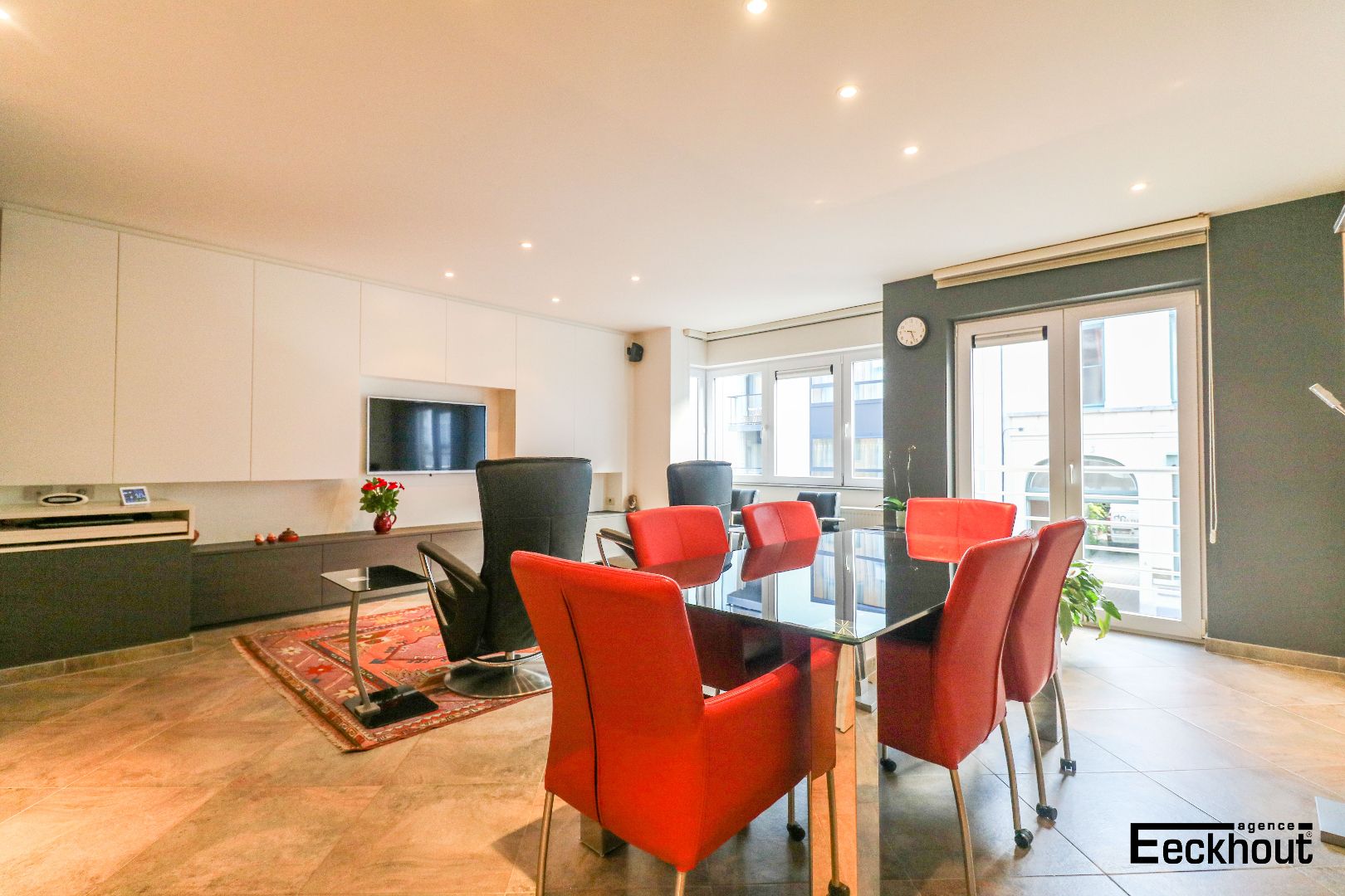 Instapklaar 2-slaapkamer appartement met groot zonneterras te Oostende! foto 4