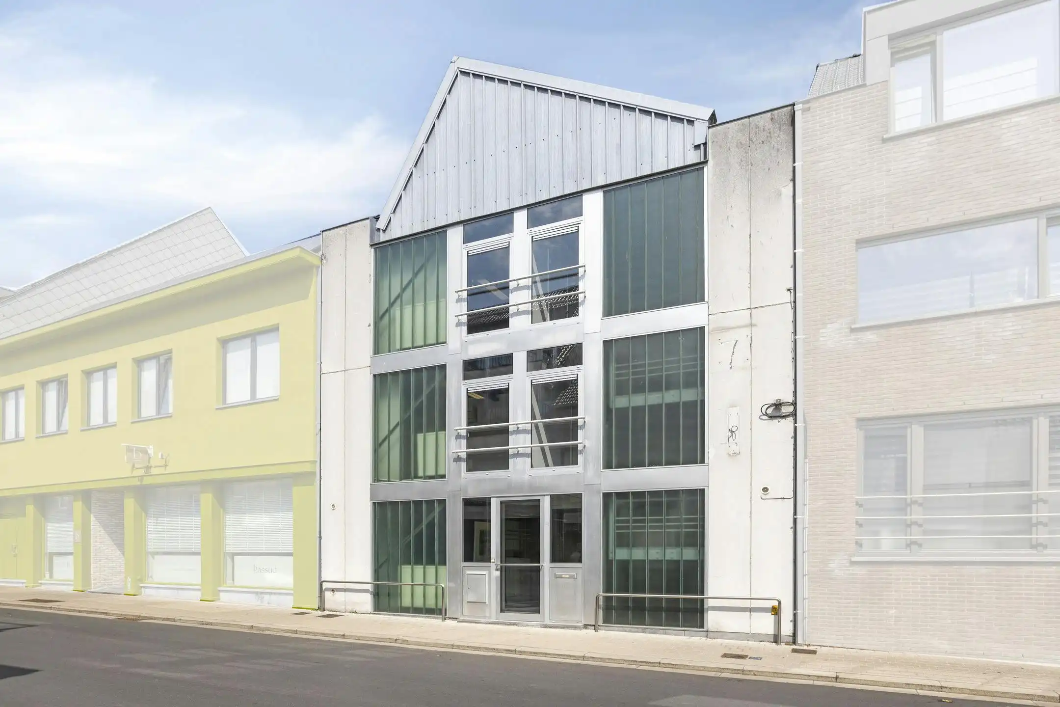 Uniek huis te koop van ca. 367m² in centrum Torhout foto {{pictureIndex}}