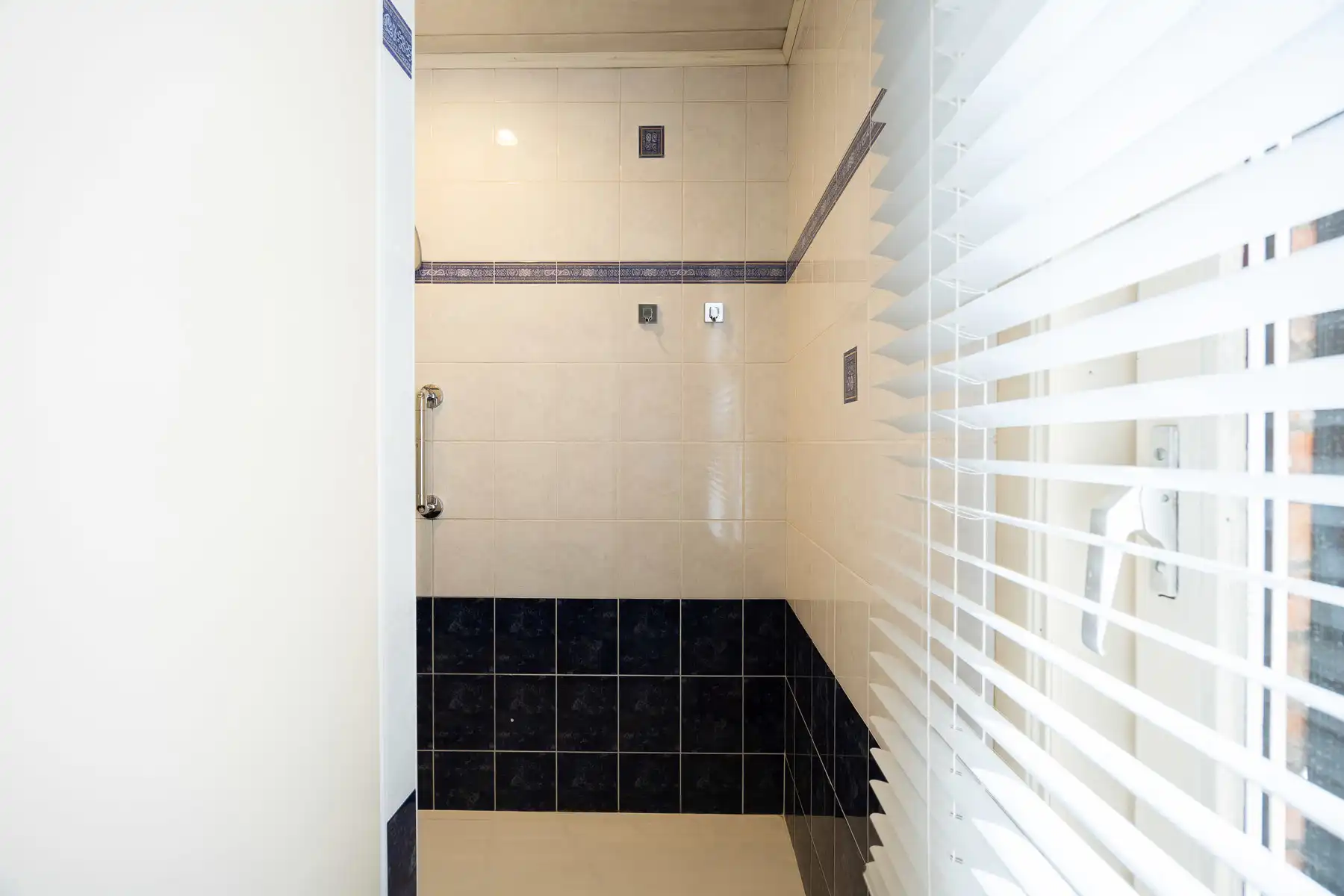 Veelzijdig handelspand met ruime woning op toplocatie foto 13