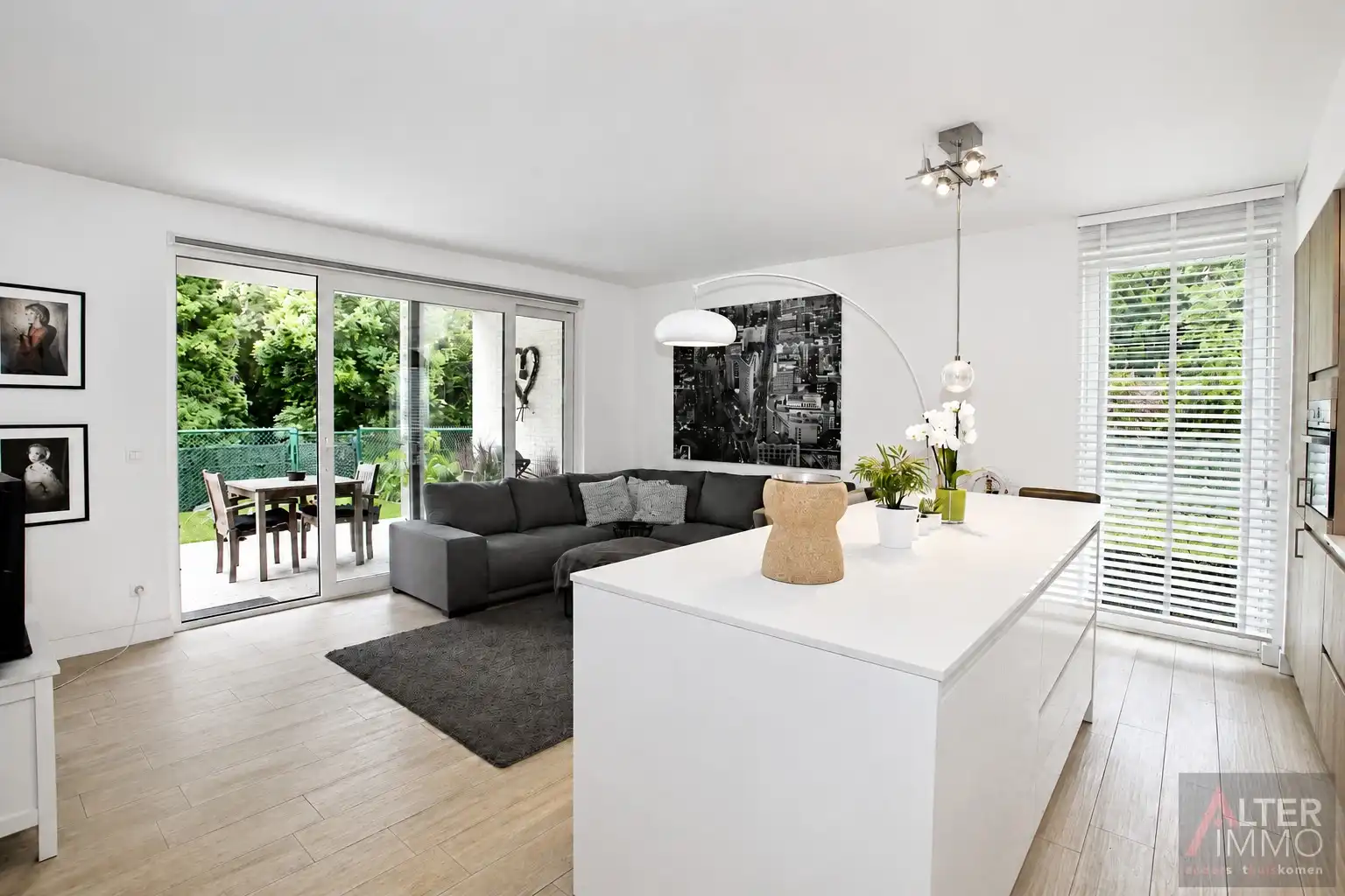 Gelijkvloers appartement, uitzonderlijk gunstige ligging! foto {{pictureIndex}}