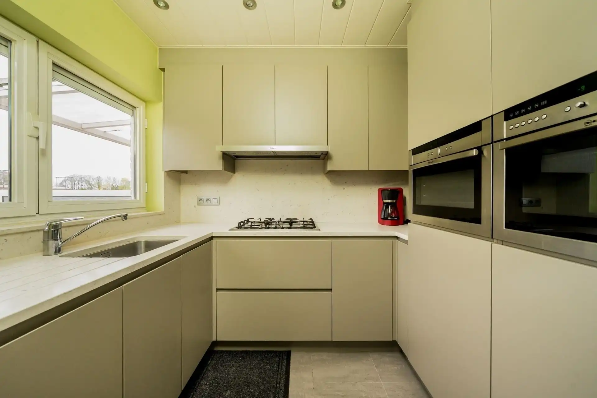 Instapklare bel-etagewoning met garage, tuin en zonnig terras foto 12