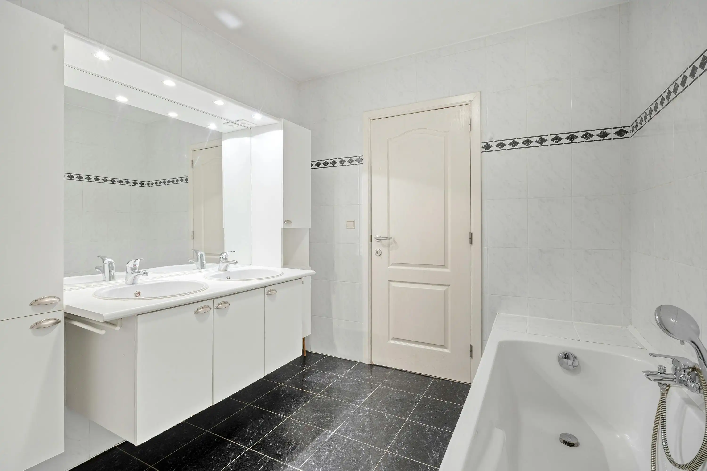 Instapklaar appartement met zuidgericht terras nabij centrum Diepenbeek  foto 9