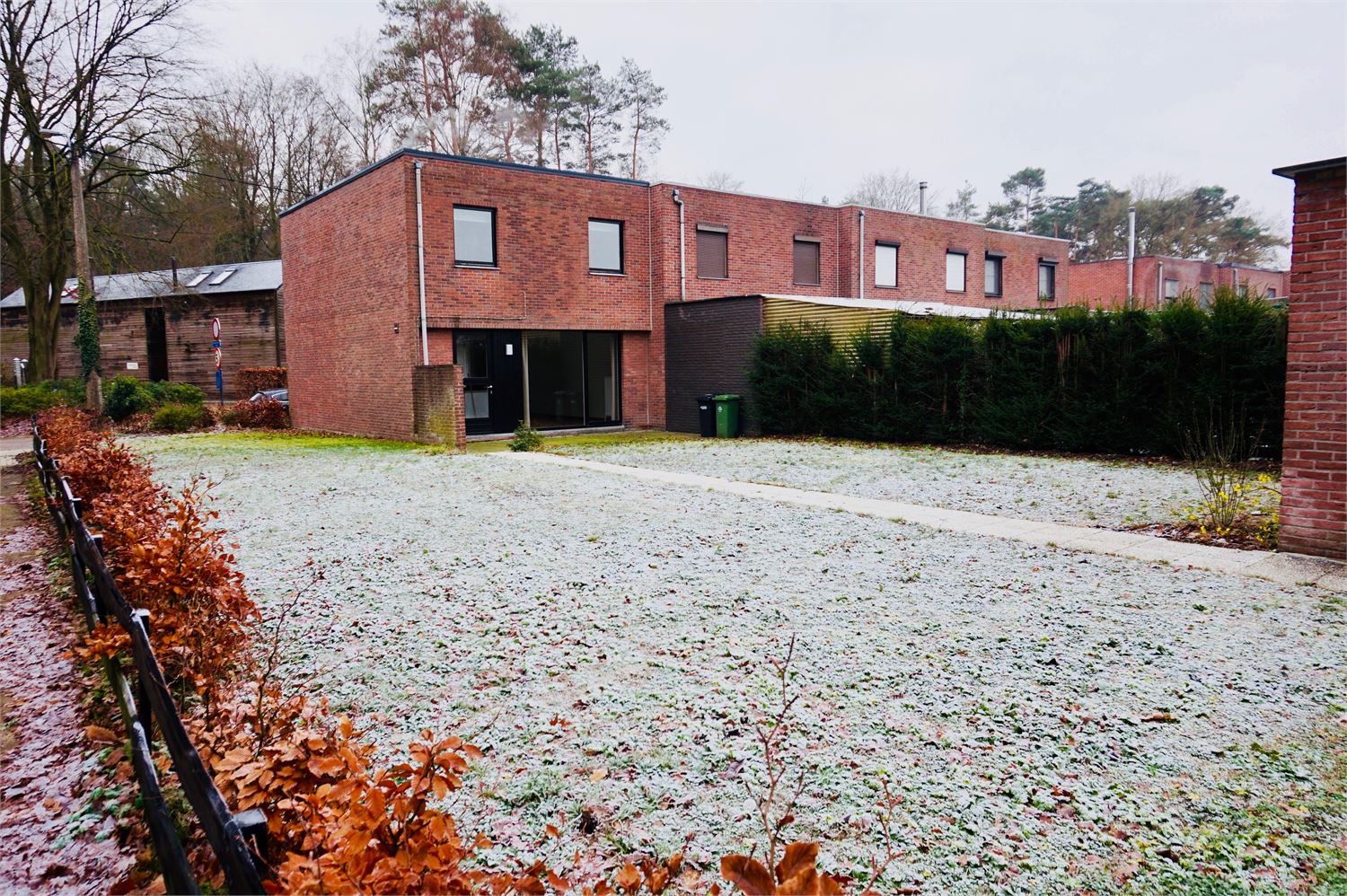 Volledig gerenoveerde half-open bebouwing met grote tuin, 3 slaapkamers en garage. foto 2