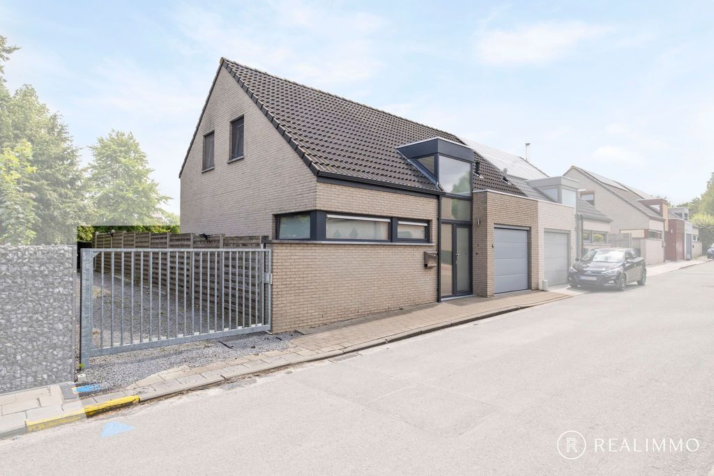 Recente halfopen woning in rustige straat! foto {{pictureIndex}}