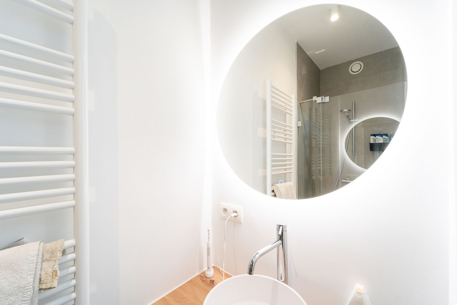 Gloednieuw bemeubeld appartement op het hippe “Nieuw zuid” foto 8