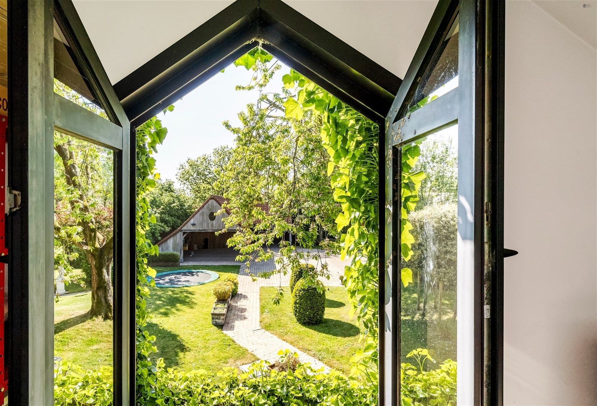 Stijlvolle en hoogwaardig afgewerkte villa met bijgebouw op fantastische locatie op perceel van 1784 m² foto 27