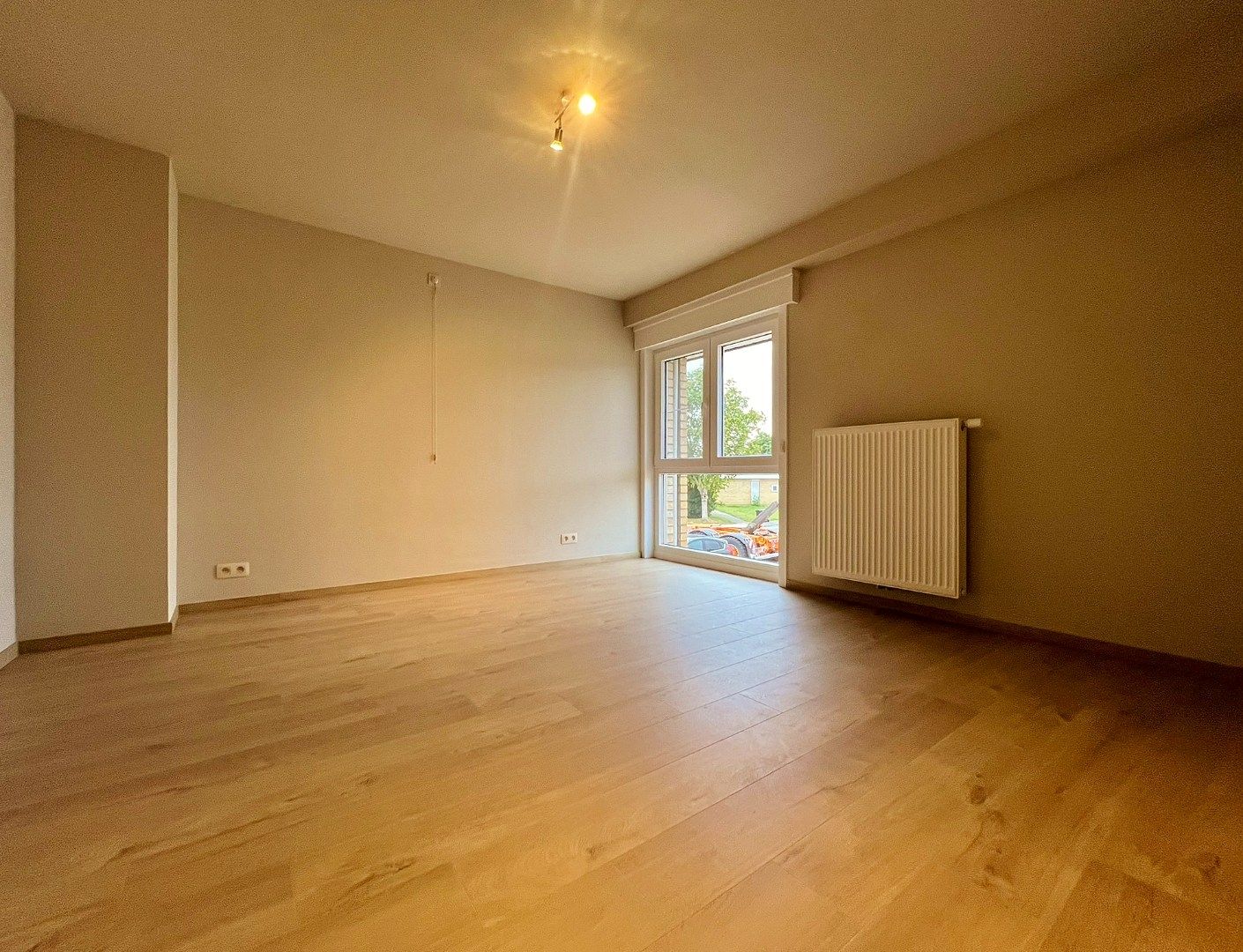 Volledig vernieuwde halfopen woning met garage, 4 slaapkamers en tuin foto 8