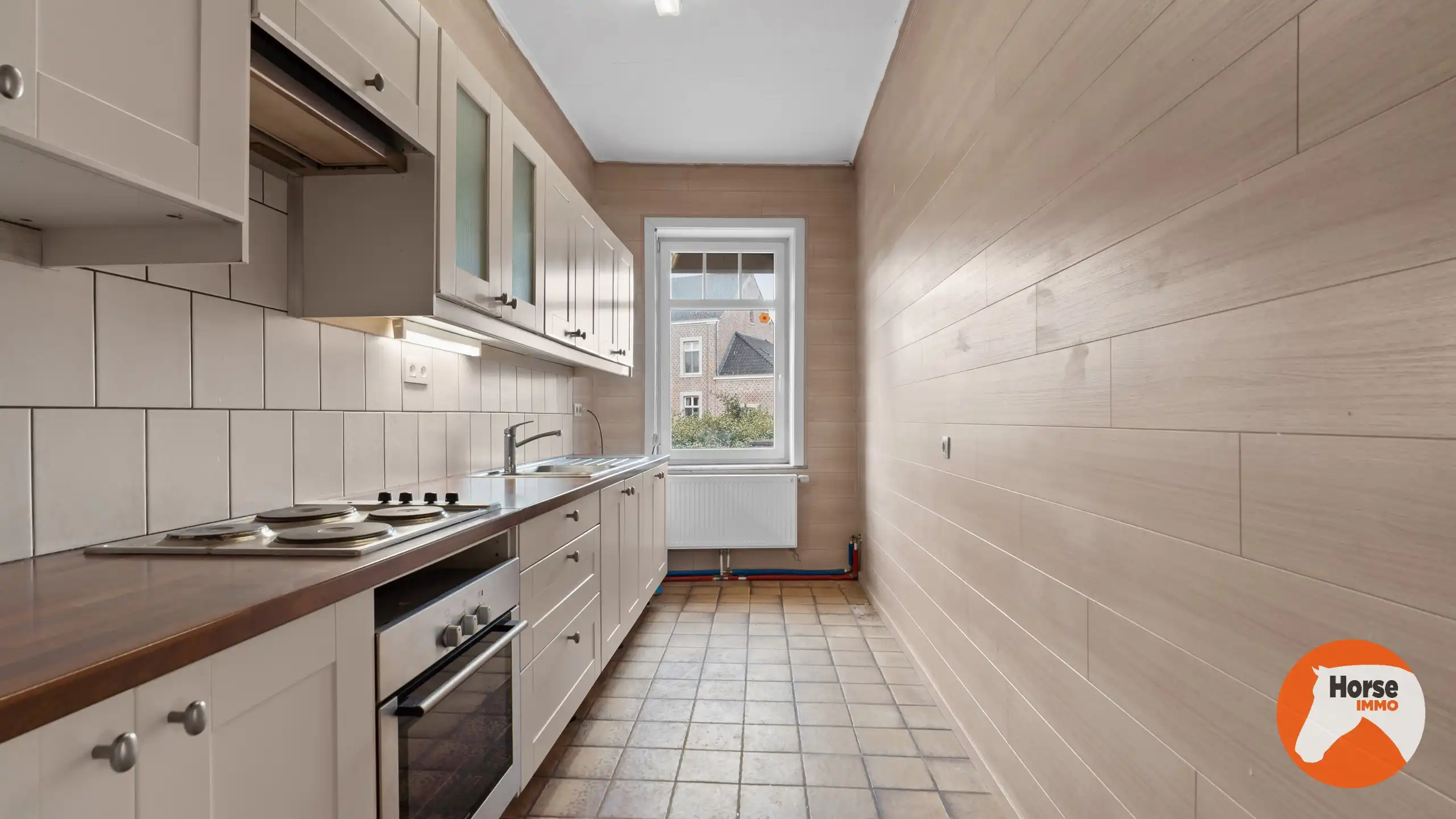 RIEMST - Te renoveren woning met stalling foto 7