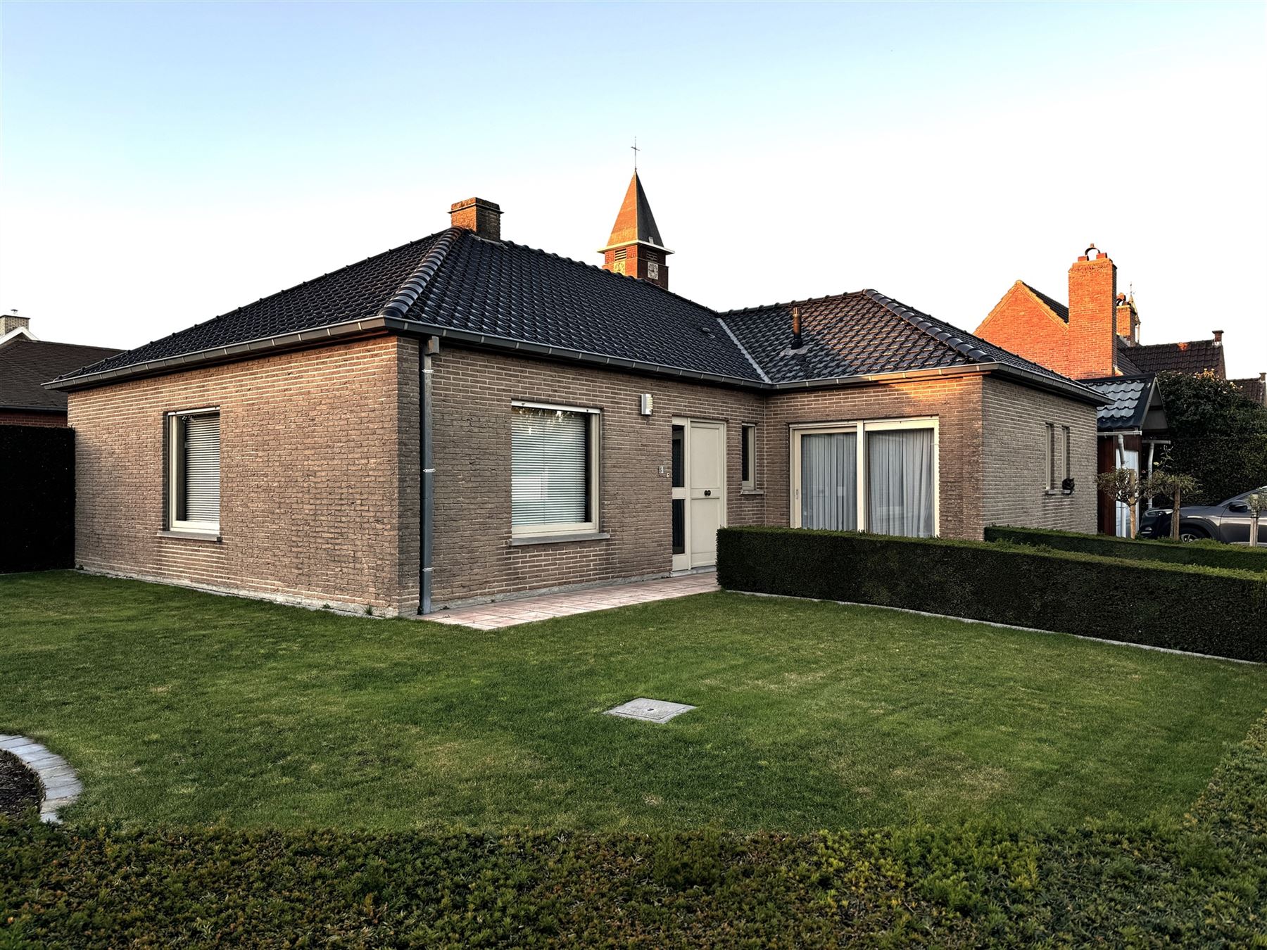 Aleenstaande, gelijkvloerse woning met 3 slaapkamers foto {{pictureIndex}}