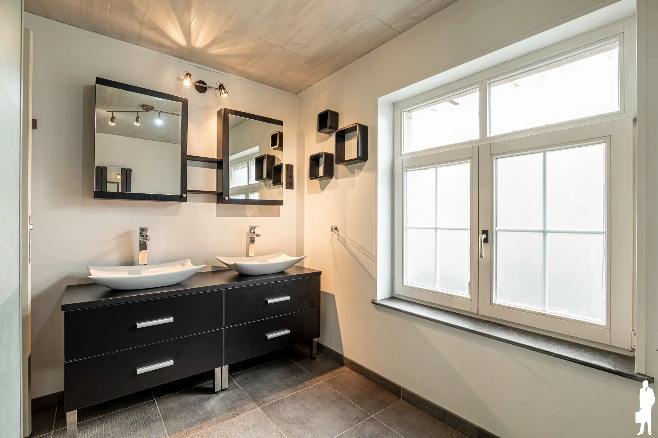 Vrijstaande villa met 4 slpk. gelegen op de dijk van kanaal  foto 26