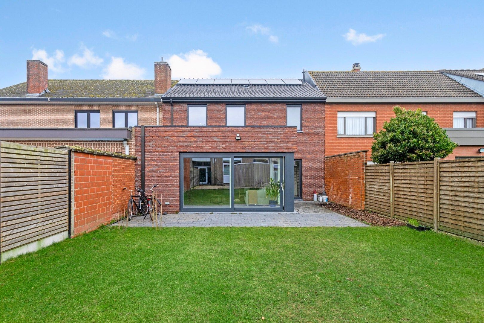 Ruime nieuwbouw met home-office, 3 slaapkamers, tuin met uitweg & garage. (aankoop aan 2% mogelijk!) foto {{pictureIndex}}