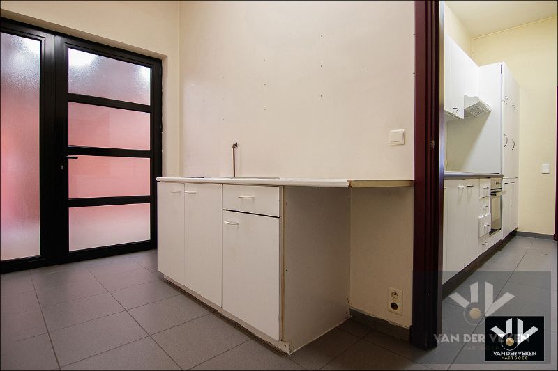 Opbrengsteigendom bestaande uit twee handelsgelijkvloersen (feestzaal/dienstencentrum en een kantoorruimte) en een duplexappartement op interessante zichtlocatie in het centrum van Paal (Beringen), op een steenworp van het op- en afrittencomplex van de autosnelweg E313! foto 16
