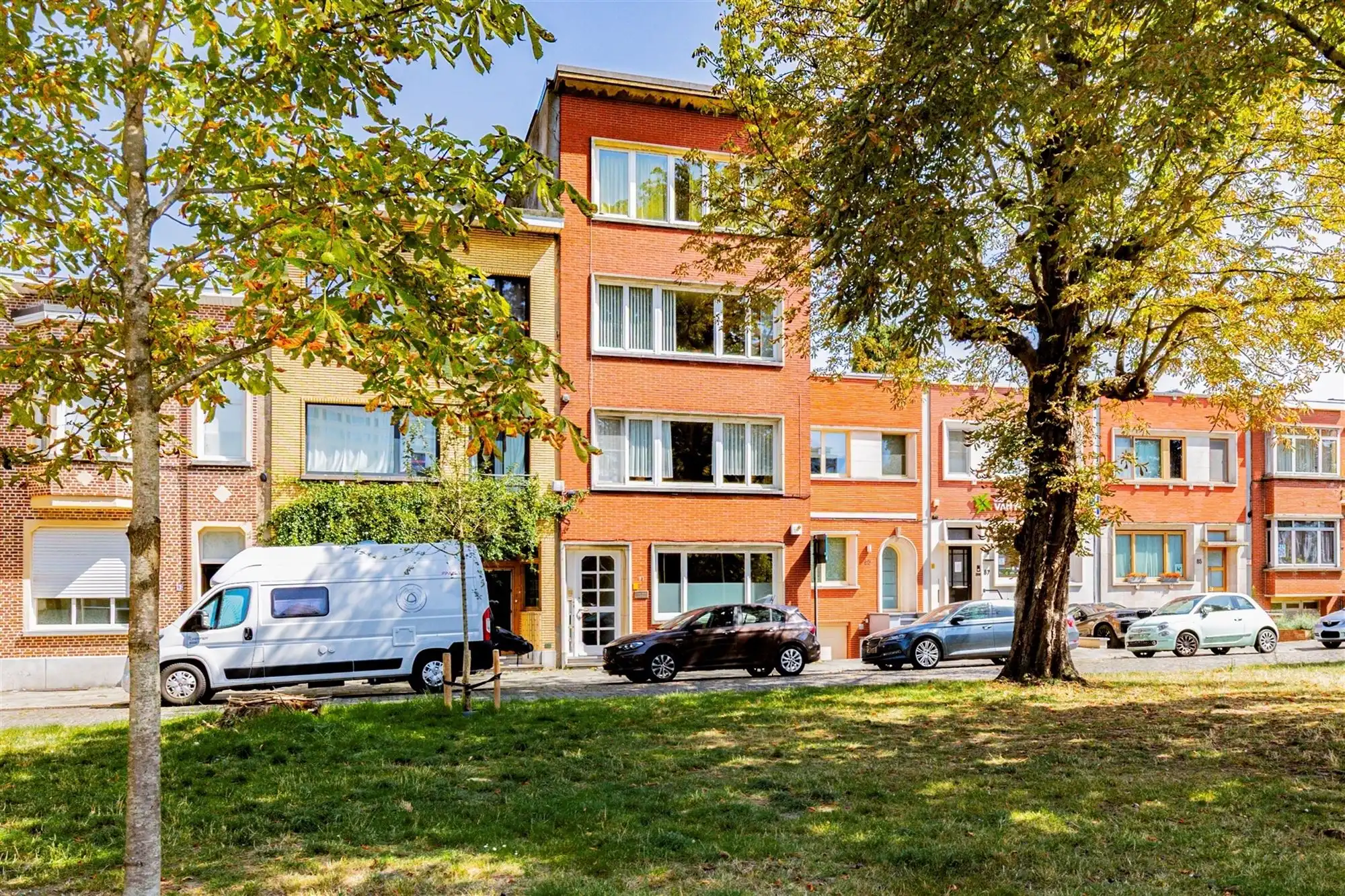 Ruim 3-slaapkamerappartement in topwijk te Berchem foto {{pictureIndex}}