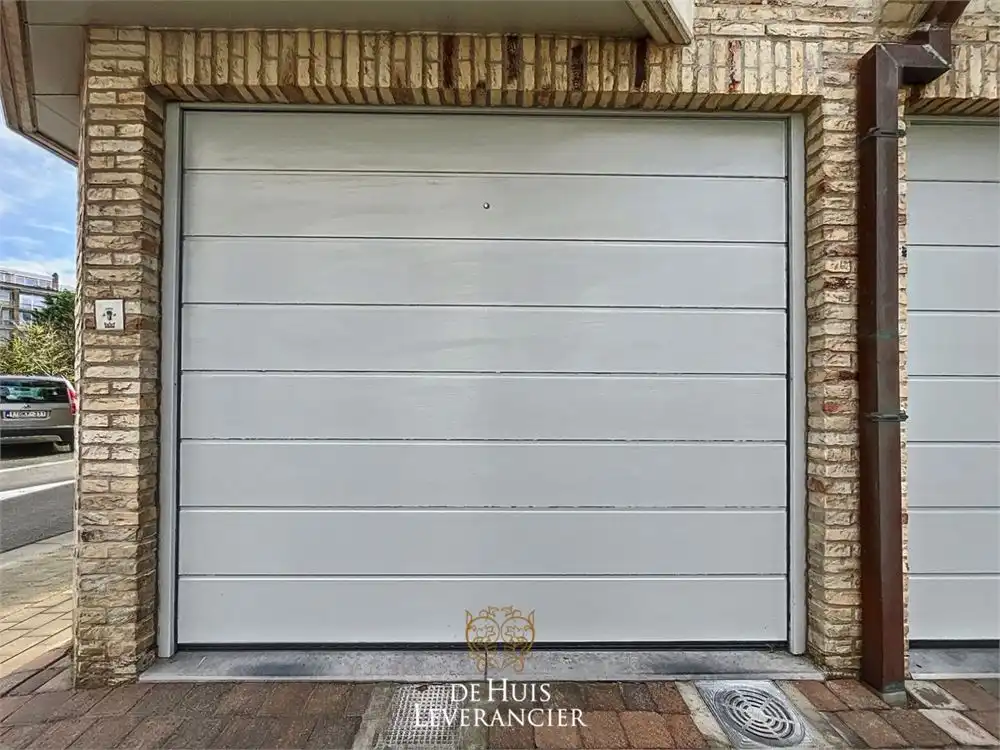 Grote garage met staanplaats te koop in Koksijde foto 2