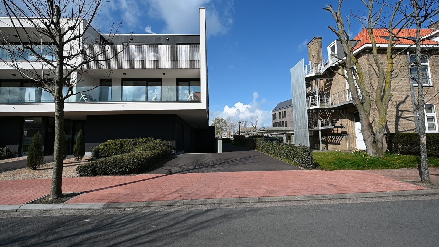 Zeer ruime garagebox met elektrische garagepoort. foto 4