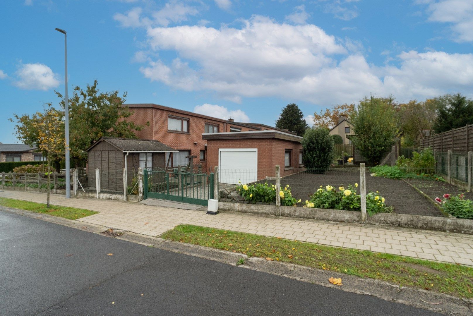 KARAKTERVOLLE HOEKWONING MET TUIN EN GARAGE foto 3