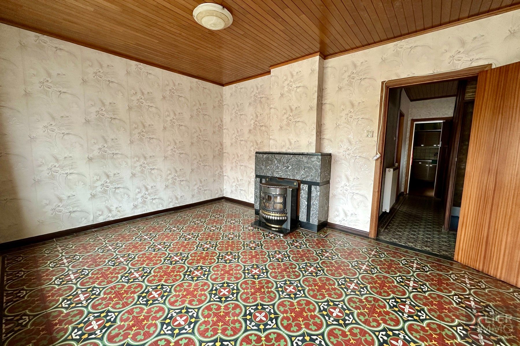 Te renoveren woning uit 1949 met achterbouw en garage op een hoekperceel van 5a 24ca. Deze open bebouwing ligt in een residentiële buurt. foto 3