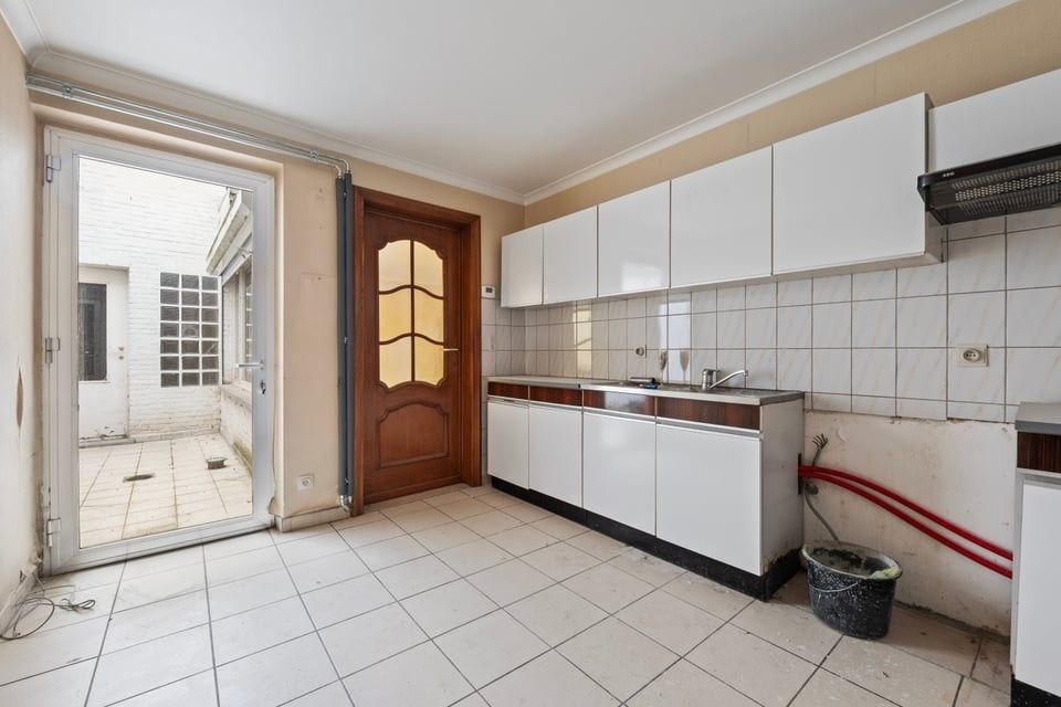 TE RENOVEREN APPARTEMENT MET 2 SLKS IN HET CENTRUM VAN SINT-TRUIDEN foto 14