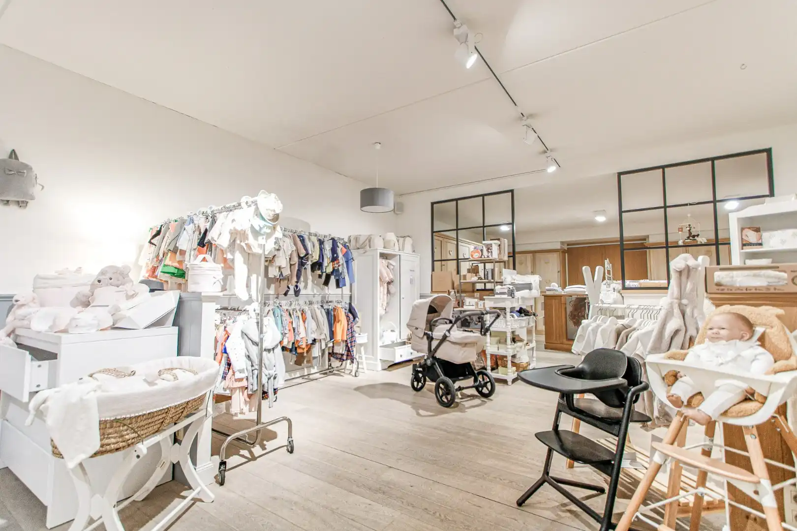 Zeer centraal gelegen handelspand op Lippenslaan 207, 306m² glv plus mezzanine, kelder en garage foto 8