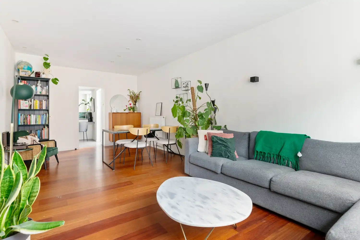 Instapklare gezinswoning met 2-3 slaapkamers, veranda en tuin in hartje Wijnegem! foto 2