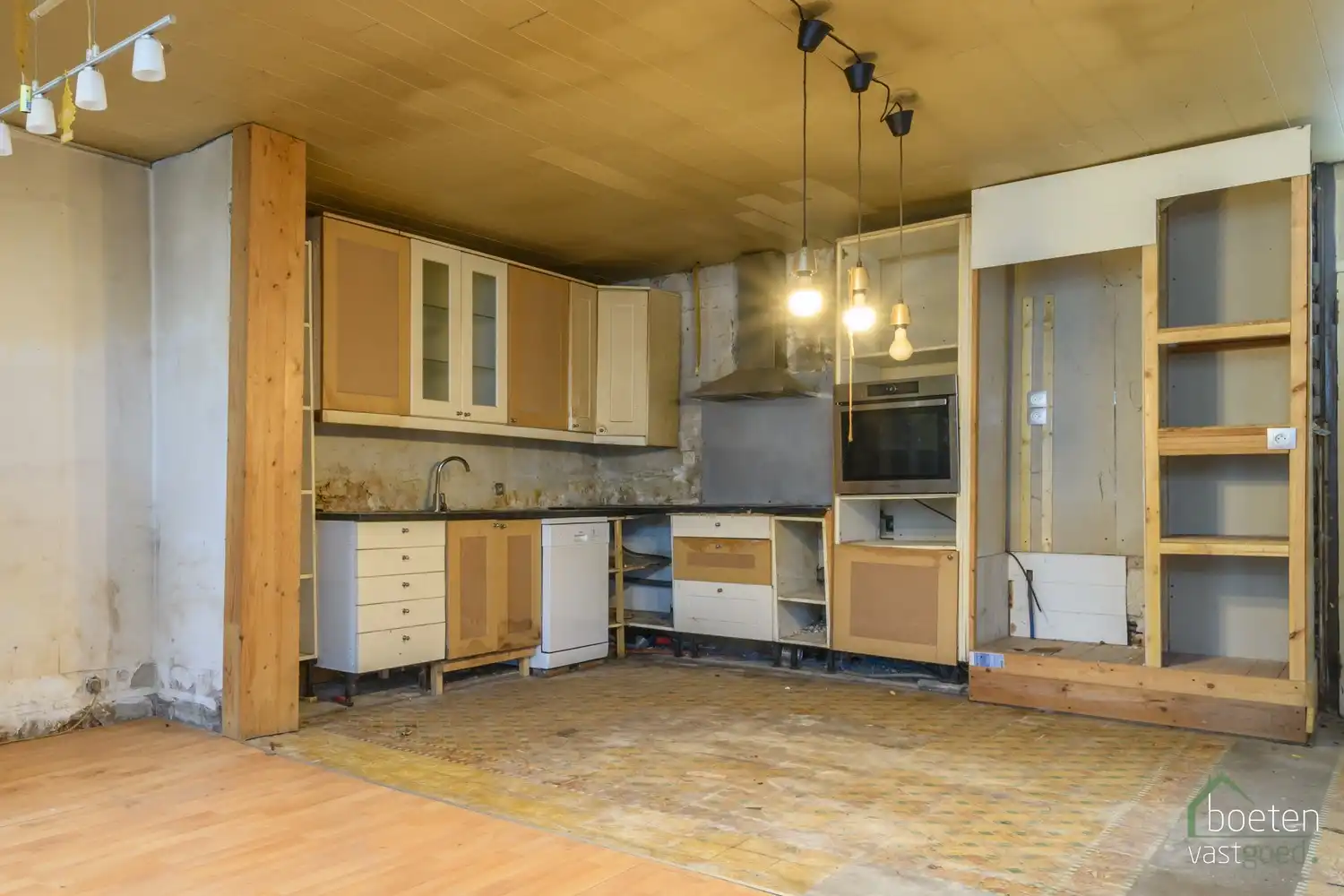 BEVEREN AAN DE IJZER: Renovatieproject en/of (deels) te slopen woonhuis met zuidgerichte tuin op 279m² grondopp. foto 5