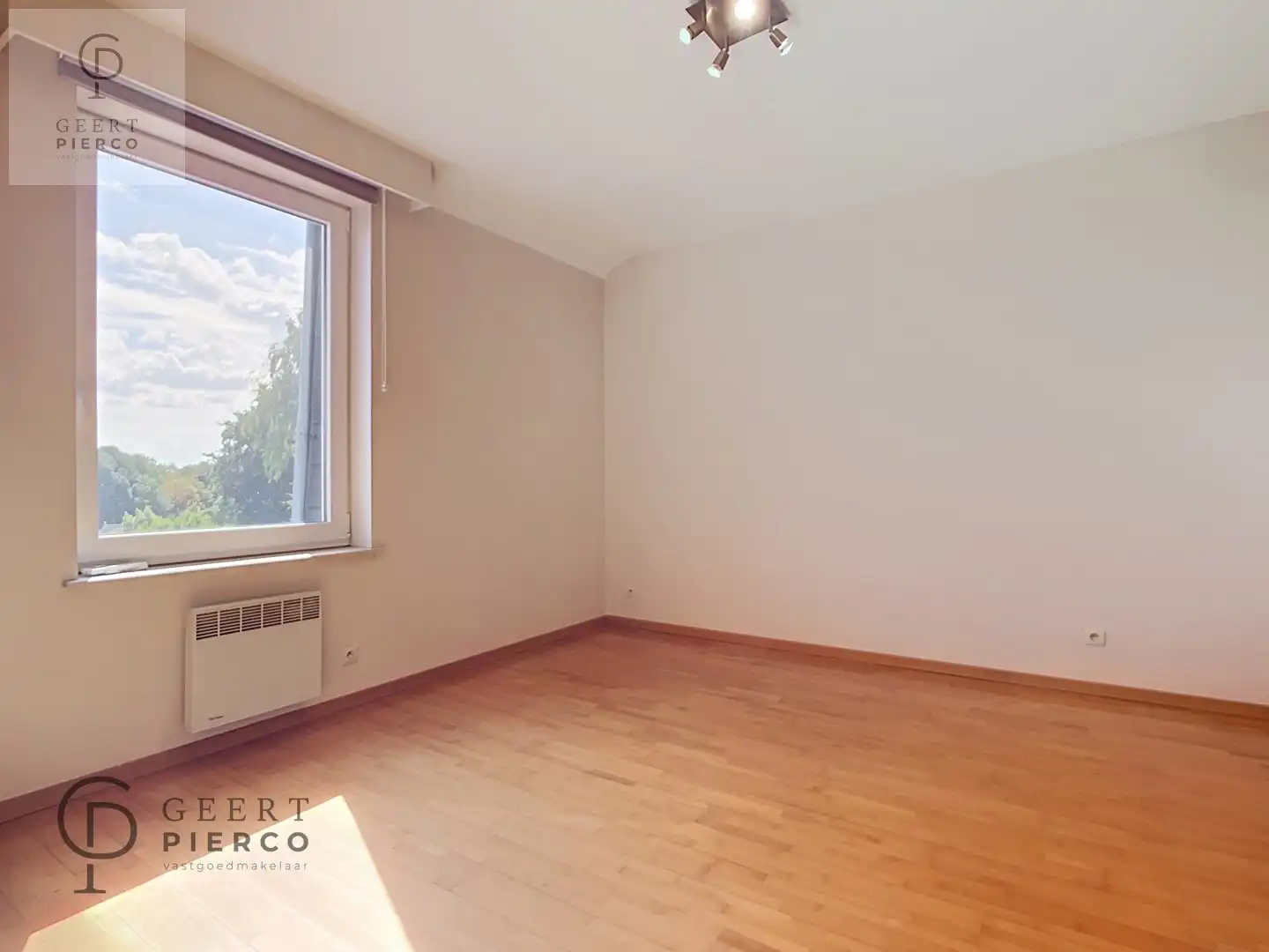 Ruim appartement in het hartje van Landen foto 4