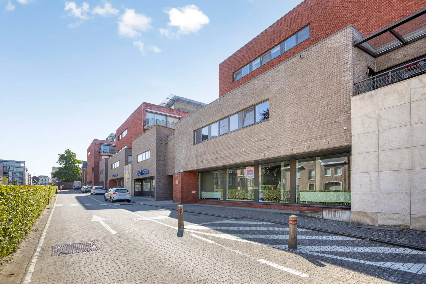 Ruime kantoor- of winkelruimte met opslagmogelijkheden foto 2