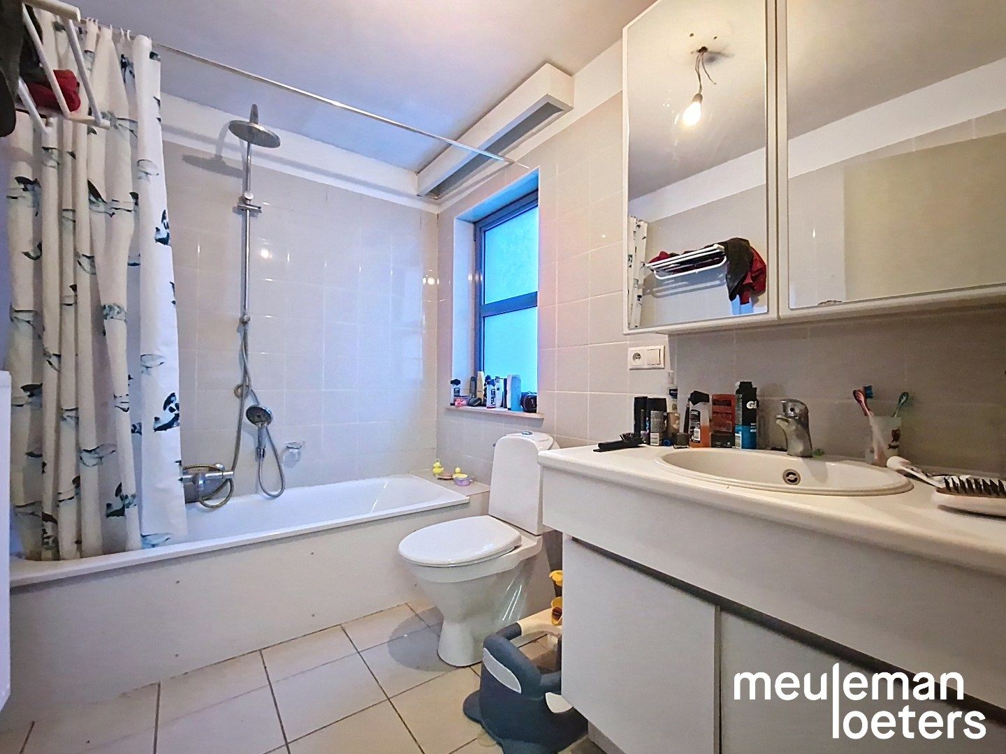 Ruime woning met drie slaapkamers, tuin en garage foto 9