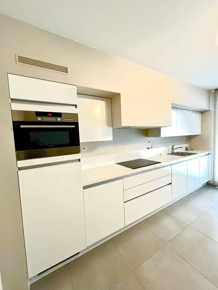 Prachtig en ruim gelijkvloers appartement met 2 slaapkamers, privé-tuin en autostaanplaats dicht bij het centrum van Maasmechelen. foto 4