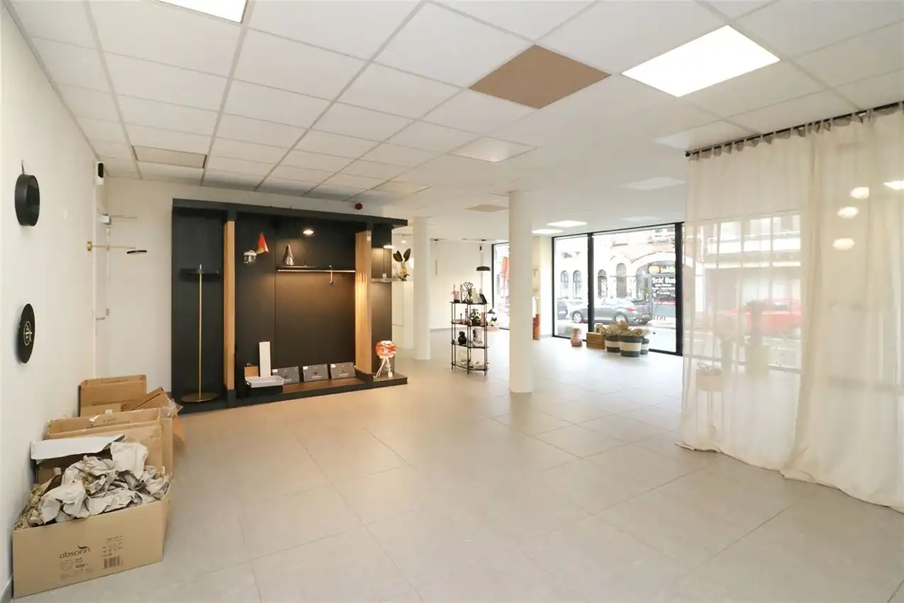 handelszaak met grote zichtbaarheid te midden van centrum foto 5