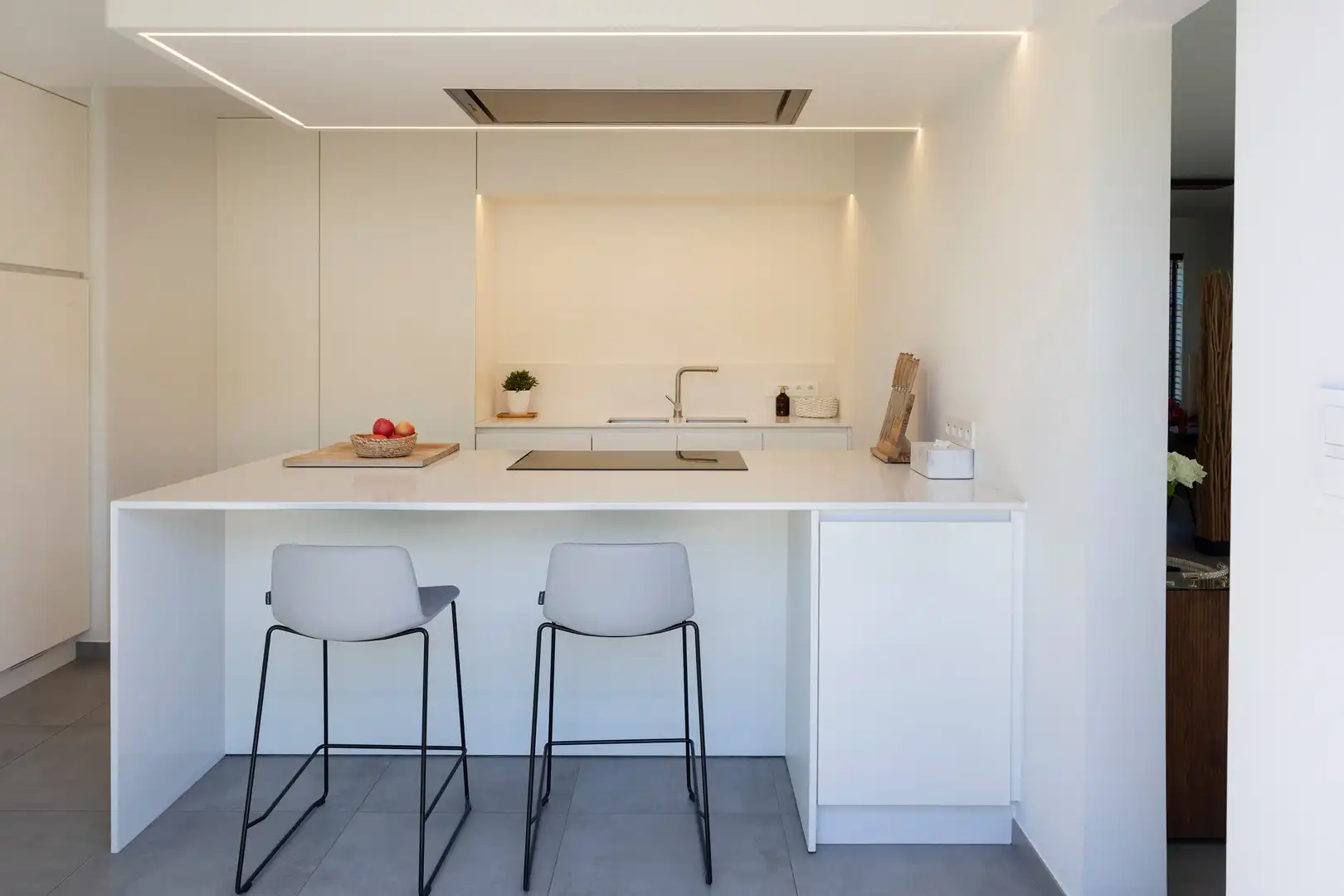 Lichtrijke woning met 3 kamers, garage, bureelhoek & zwembad. foto 7