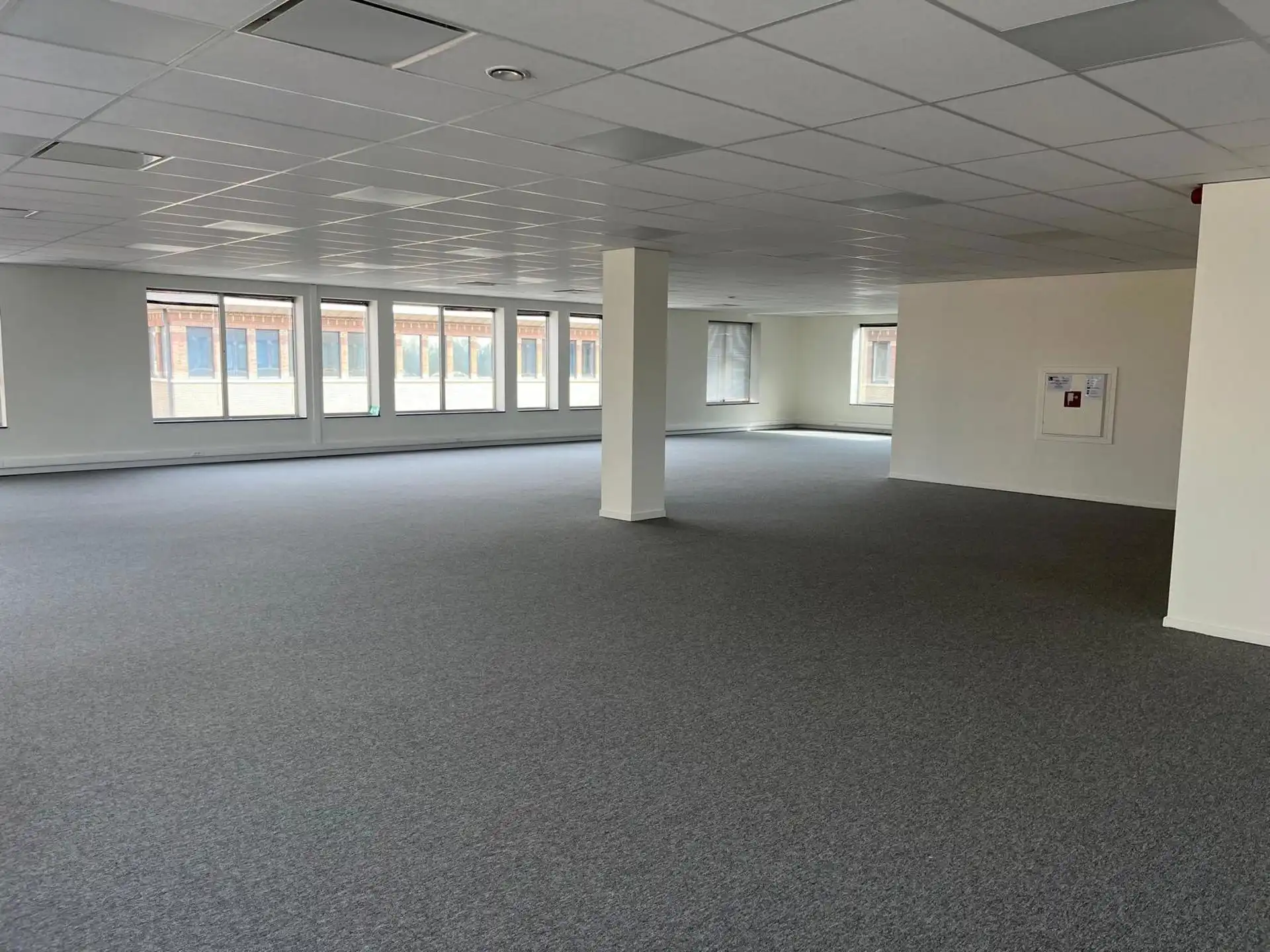 Kantoor 609 m² op het gelijkvloerse te huur foto 2