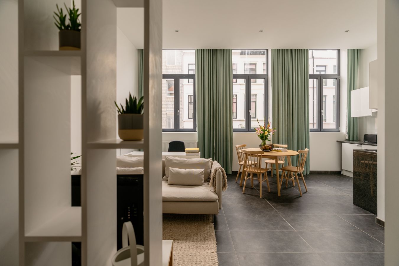Gemeubelde studio met eigen voordeur aan het schattige minipark Vinkenhof foto 4
