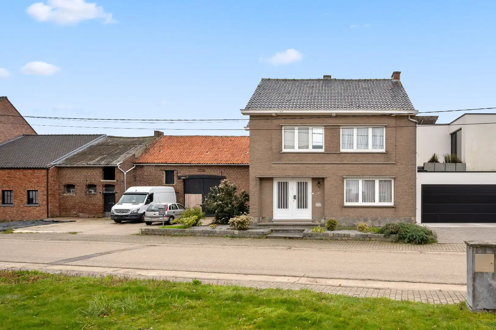 Hoofdfoto van de publicatie: Gerenoveerde HOB met tuin, garage en 3 slpks met opslagmog.