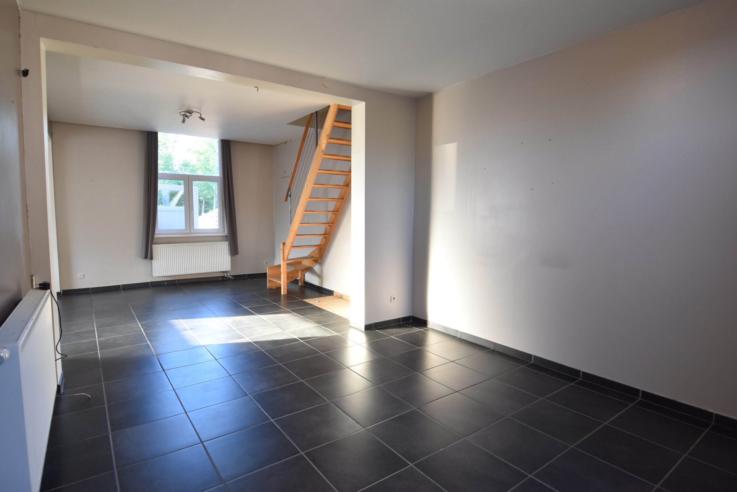 Gerenoveerde ruime woning met 3 slaapkamers foto 2