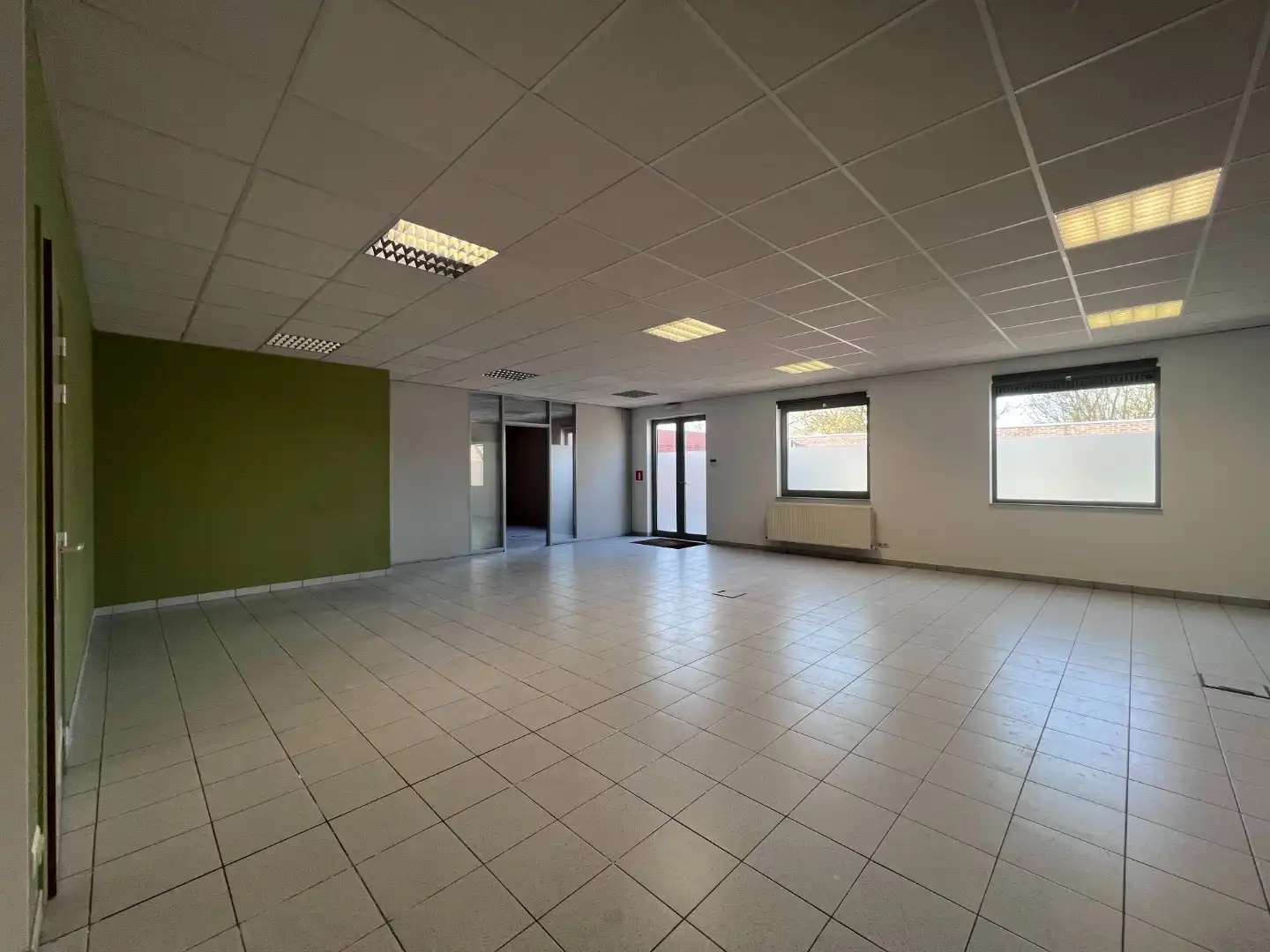 Commercieel handelspand met tal van mogelijkheden in het centrum van Lievegem foto 8