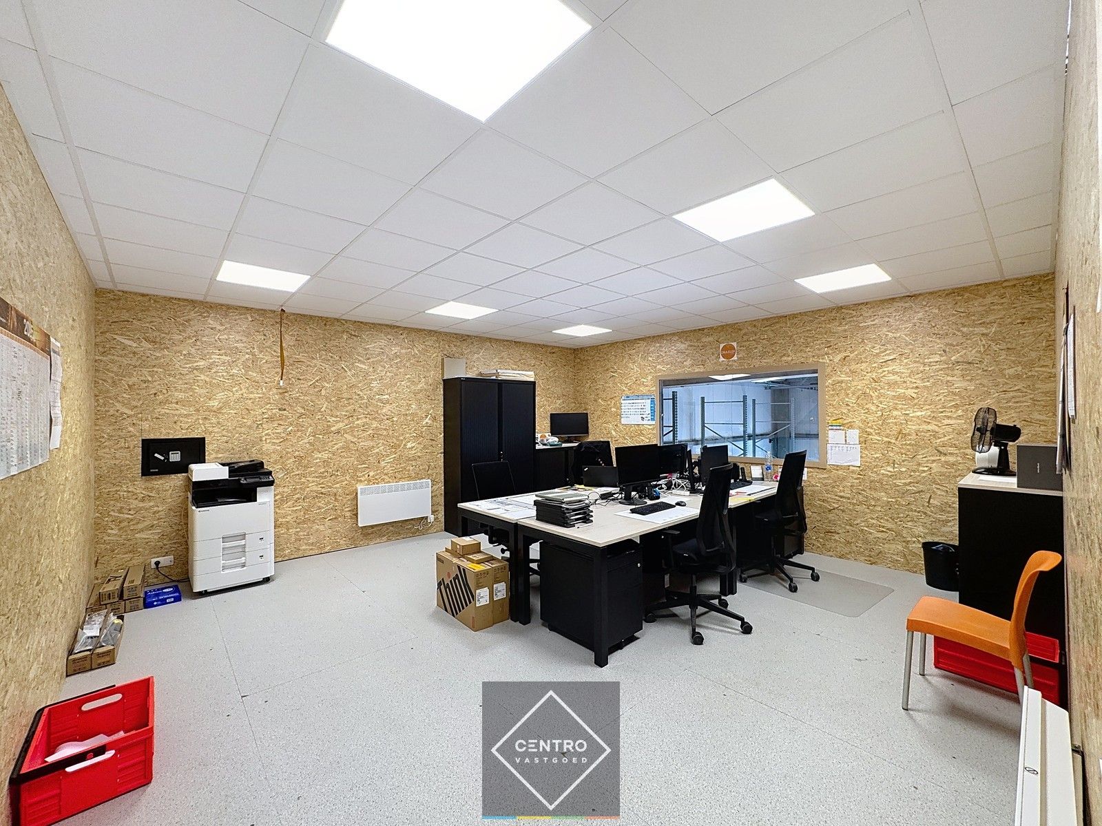 Instapklaar MAGAZIJN (177m²) met KANTOOR (69m²) op verdieping, toilet en hoge sectionaalpoort (gemakkelijk toegankelijk met grote vrachtwagens). Op industriezone "Herdersbrug" te 8000 Brugge. foto 5