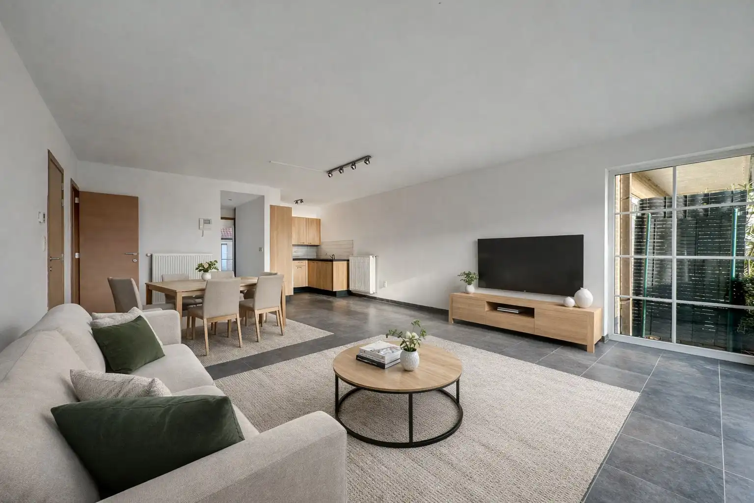 Lichtrijk gelijkvloers appartement met 2 slpk, garage en autostandplaats foto 4