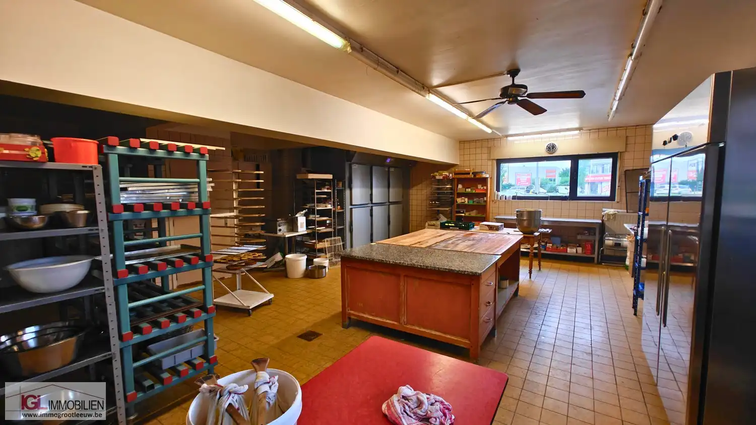 Handelspand op topliging met optimale zichtbaarheid langsheen Bergensesteenweg met veel parking en twee woongelegenheden! foto 9